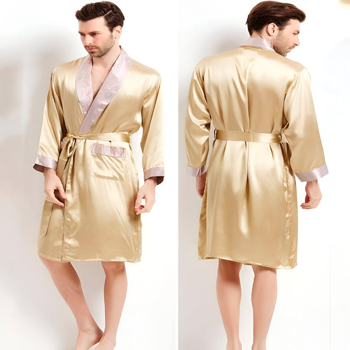 Homme portant un kimono en soie doré, vu de face et de dos. Peignoir de style japonais avec ceinture. Vente de kimonos pour hommes.