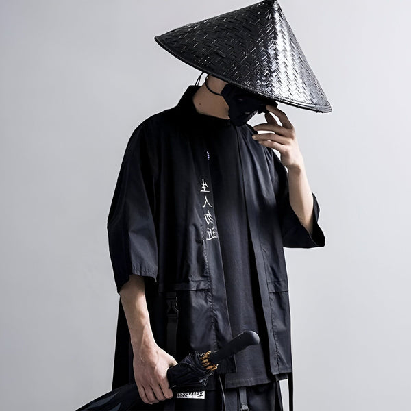 Homme en kimono noir avec chapeau conique et masque, tenant un parapluie. Mode japonaise, style urbain. Découvrez nos kimonos uniques.
