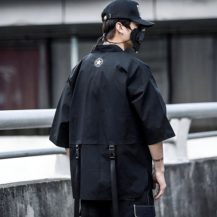 Homme portant un kimono noir moderne avec un masque et une casquette. Vêtements de style japonais innovants. Kimono à la mode pour hommes, disponible à l'achat.