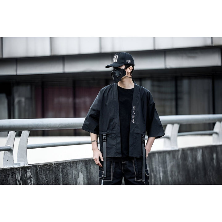 Homme portant un kimono noir moderne avec masque et casquette. Vêtements de style japonais. Kimonos tendance à vendre.