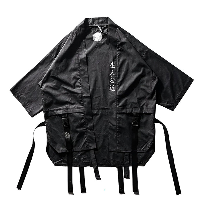 Kimono noir pour homme avec inscriptions japonaises, style urbain et moderne. Vêtements japonais traditionnels revisités pour une mode unique. Découvrez notre collection de kimonos.