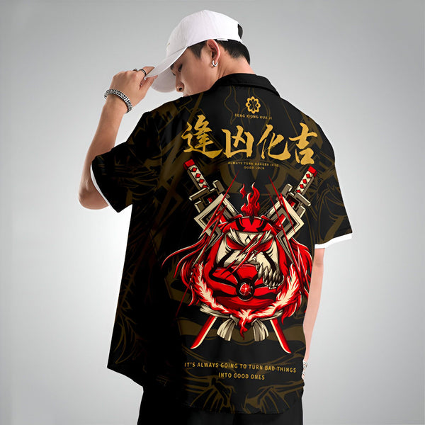 Homme portant un kimono noir avec un motif de samouraï rouge et or dans le dos. Vente de kimonos japonais uniques. Style et tradition.