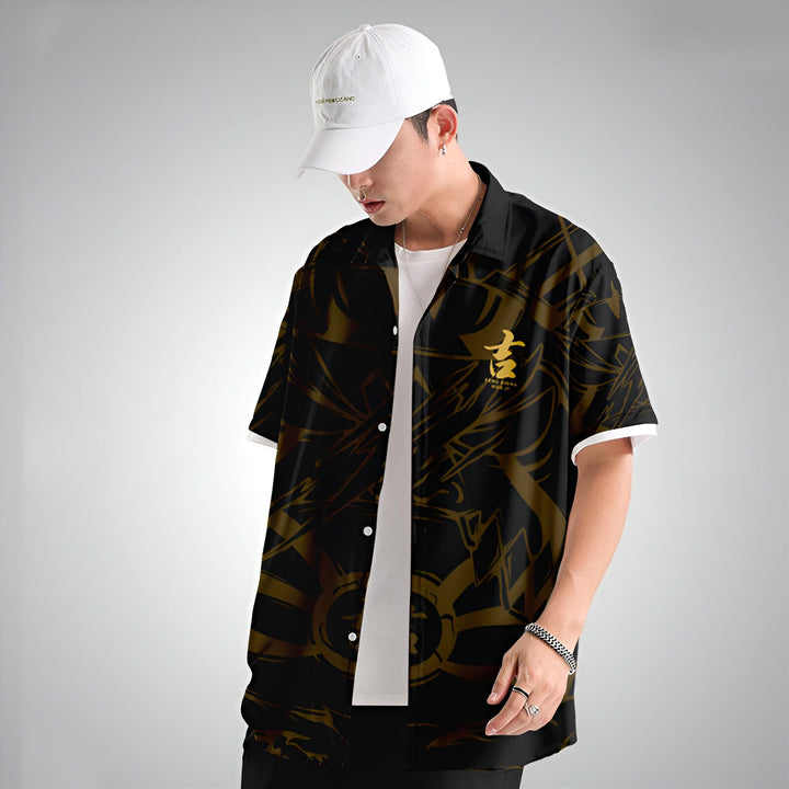 Homme portant une chemise kimono noire et dorée avec des motifs japonais. Vêtements kimono pour hommes.