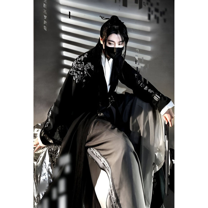Homme en kimono noir brodé avec masque, assis. Vente de kimonos en ligne.