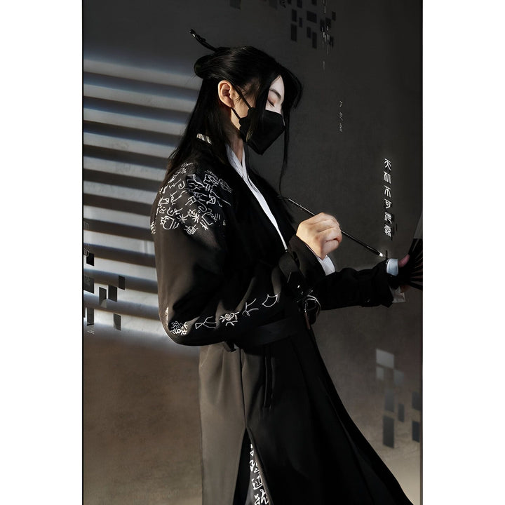 Homme portant un kimono noir brodé, masque noir et tenant un éventail. Kimonos traditionnels japonais à vendre.