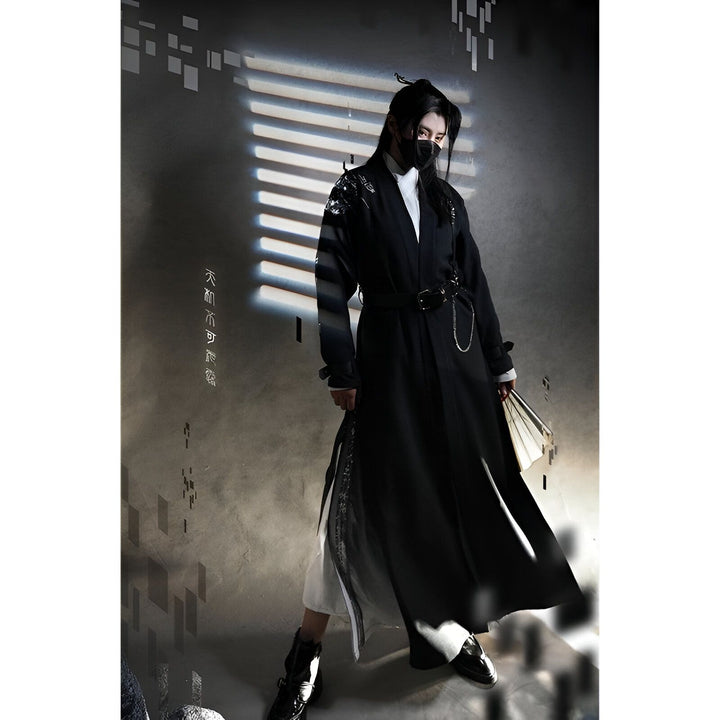 Homme portant un kimono noir élégant avec une ceinture, tenant un éventail. Kimono de style traditionnel japonais disponible à l'achat.