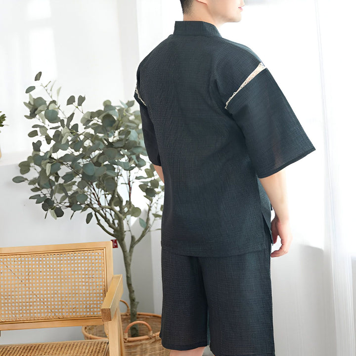 Homme portant un kimono d'intérieur gris foncé avec un short assorti. Vêtements japonais traditionnels en vente.