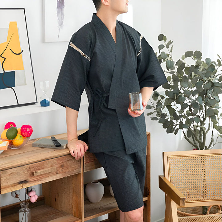 Homme portant un kimono d'été gris avec un verre, mis en vente. Vêtements de style japonais traditionnels et confortables. Achetez votre kimono parfait ici.