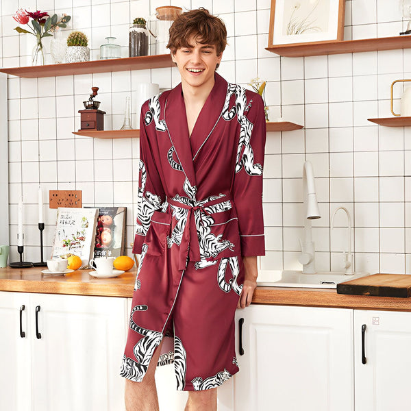 Homme souriant portant un kimono bordeaux à motifs de tigres blancs dans une cuisine. Vêtements japonais traditionnels à vendre.