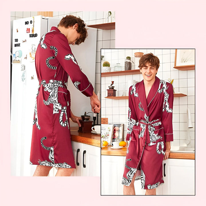 Homme portant un kimono bordeaux avec des motifs de tigres blancs dans une cuisine. Idéal comme vêtement d'intérieur ou peignoir. Découvrez notre collection de kimonos.