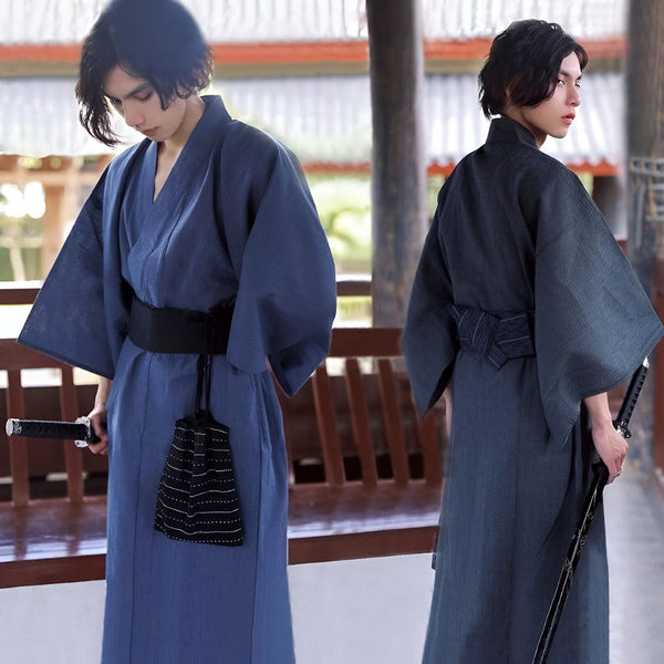 Deux hommes portant des kimonos traditionnels japonais avec des épées. Kimonos disponibles à l'achat.