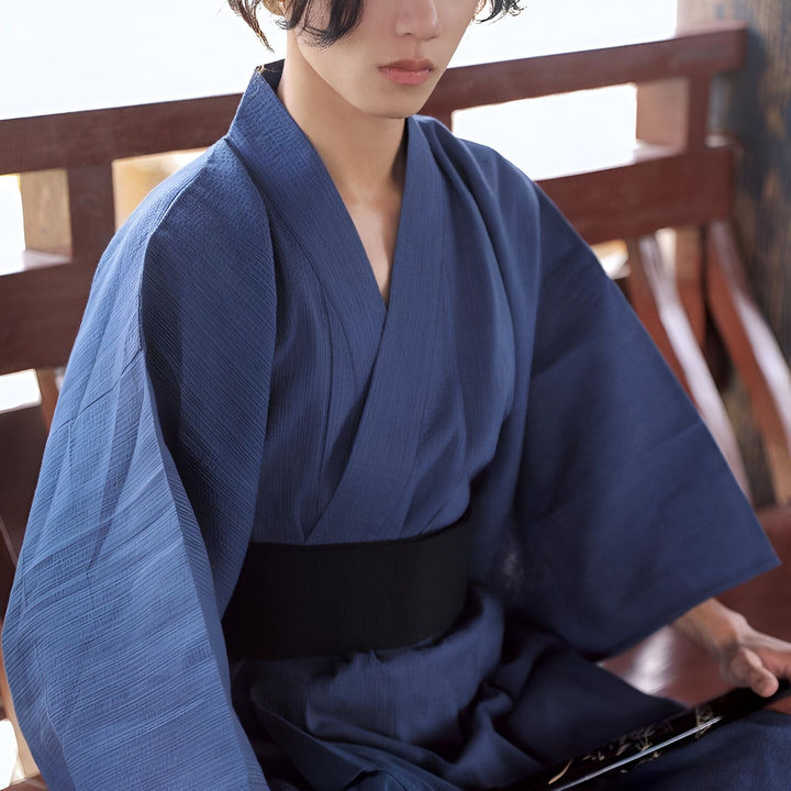 Homme portant un kimono bleu traditionnel. Vente de kimonos pour hommes et femmes. Découvrez notre collection de vêtements japonais authentiques.
