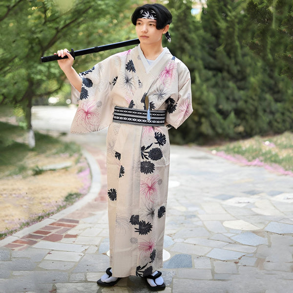 Homme en kimono beige fleuri, tenant un katana. Vêtements traditionnels japonais en vente. Découvrez notre collection de kimonos uniques.