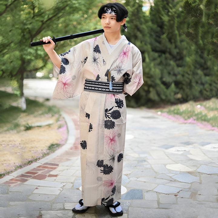 Homme en kimono beige fleuri, tenant un katana. Vêtements traditionnels japonais en vente. Découvrez notre collection de kimonos uniques.