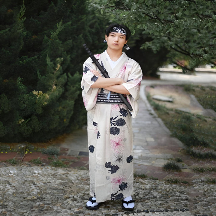 Homme en kimono traditionnel à motifs floraux, tenant un sabre. Vêtements japonais authentiques, disponibles à l'achat.
