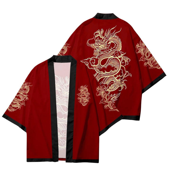 Kimono rouge avec motif de dragon doré. Vêtement traditionnel japonais avec des détails complexes et des couleurs vibrantes. Parfait pour un look unique et élégant.