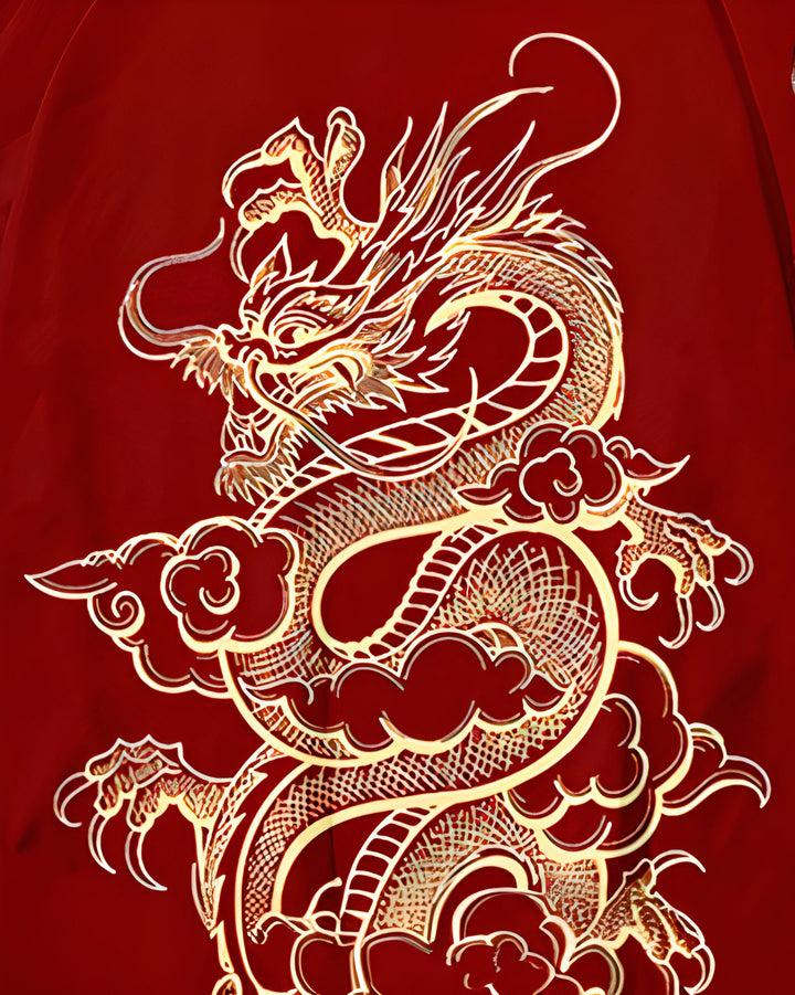 Motif de dragon doré sur tissu rouge, inspiration kimono. Détail artistique pour vêtement traditionnel.