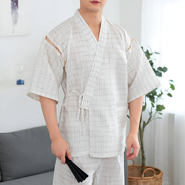 Homme portant un kimono d'intérieur à carreaux blanc et gris avec une ceinture nouée. Vente de kimonos japonais pour hommes et femmes.