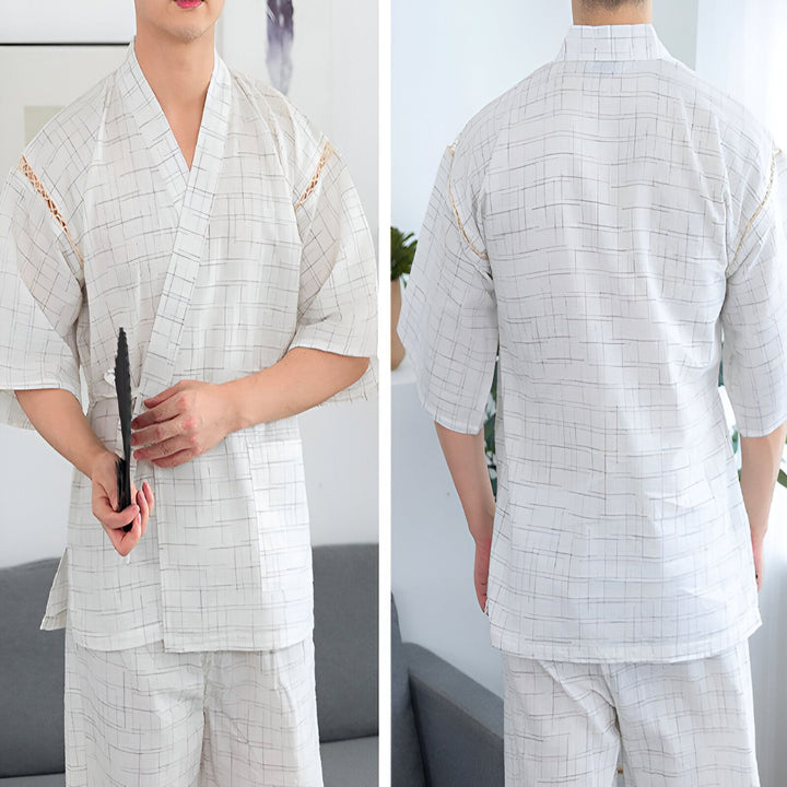 Homme portant un kimono en coton à carreaux blanc et gris clair, vue de face et de dos. Vêtements traditionnels japonais. Kimonos en vente.