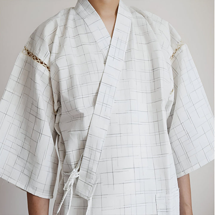 Kimono japonais à carreaux blanc et gris, avec des détails ajourés aux épaules et une ceinture à nouer. Vêtements traditionnels japonais en vente.
