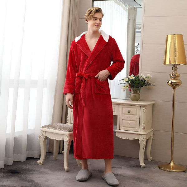 Homme portant un kimono rouge moelleux avec capuche blanche, ceinture et poches. Ambiance confortable et chaleureuse, idéal pour la détente à la maison. Découvrez notre collection de kimonos de luxe.