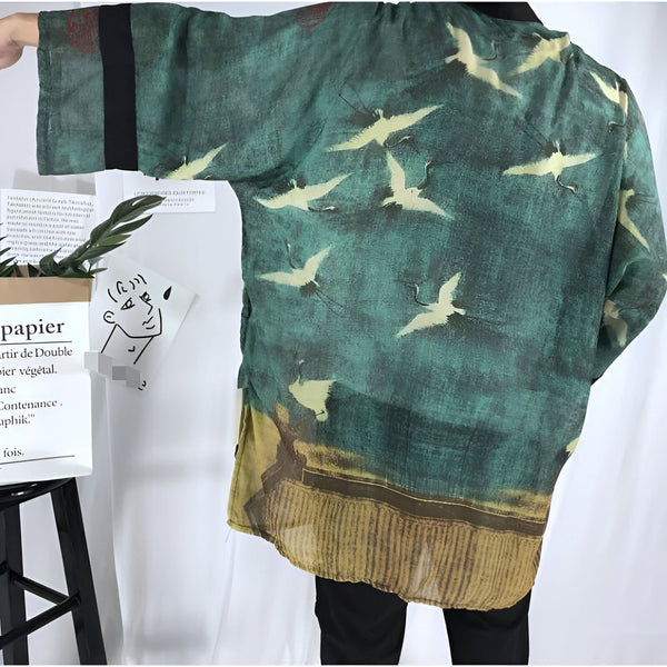 Kimono vert émeraude avec motifs de grues blanches, vêtement de style japonais. Vue arrière, ample et décontracté. Idéal pour un look unique et tendance.