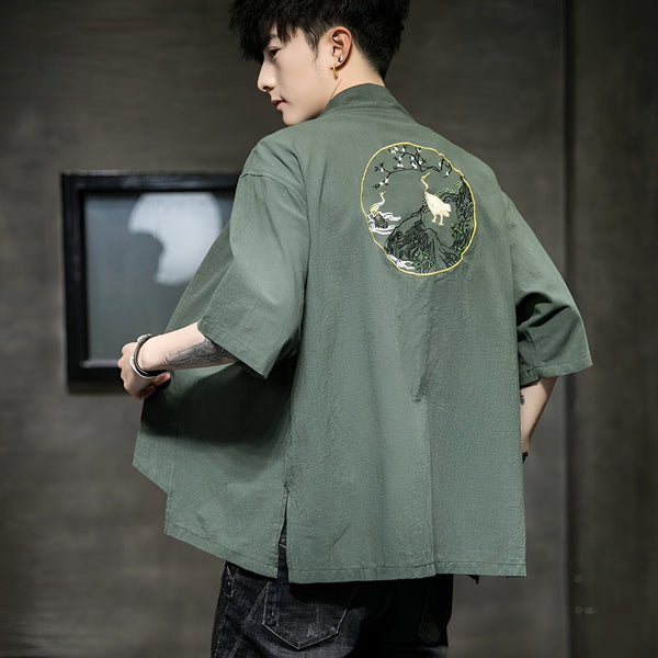 Homme portant un kimono vert avec broderie de grue. Vêtements japonais traditionnels en vente.
