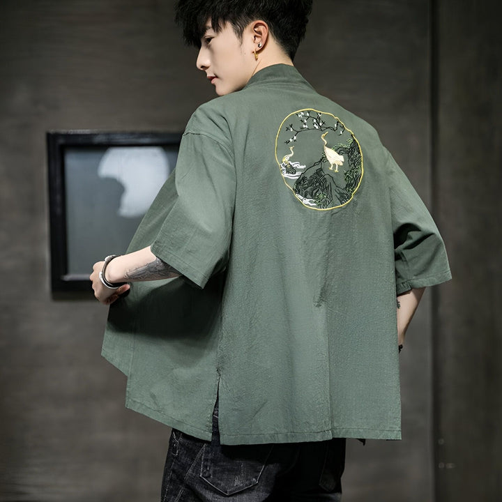 Homme portant un kimono vert avec broderie de grue. Vêtements japonais traditionnels en vente.
