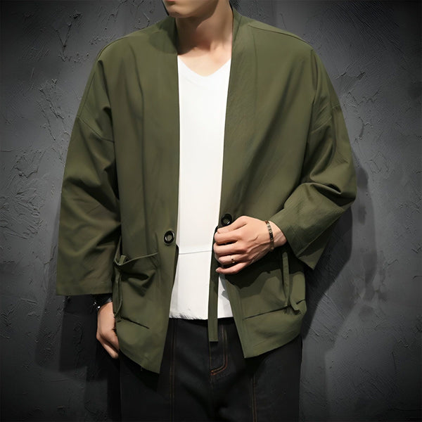 Homme portant un kimono vert olive. Veste kimono décontractée avec boutons et poches. Mode japonaise moderne. Kimonos pour hommes disponibles à l'achat.
