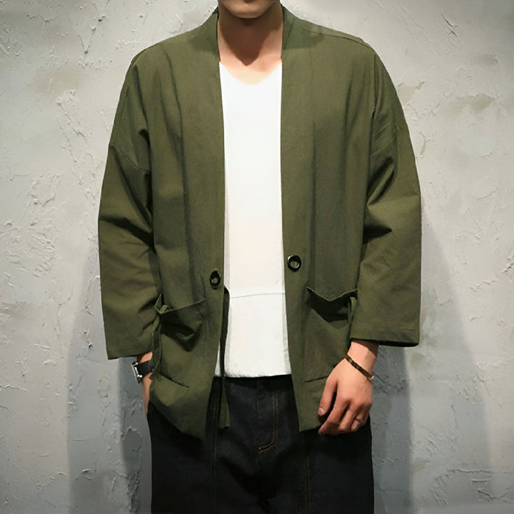 Homme portant un kimono vert olive décontracté. Veste de style japonais avec poches et boutons. Mode kimono pour homme. Nouveau kimono tendance.