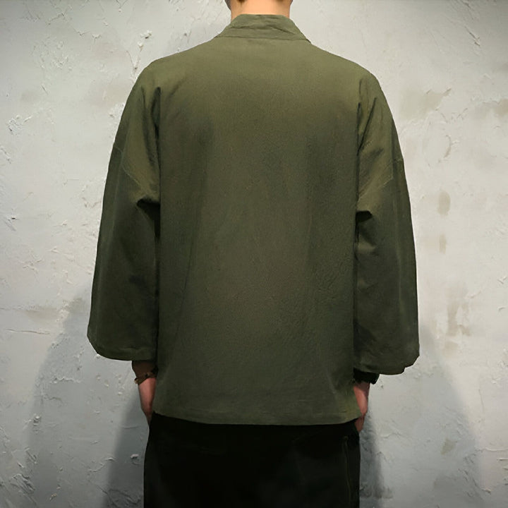 Dos d'un homme portant un kimono vert olive avec des manches larges. Vêtement traditionnel japonais, parfait pour un look unique et élégant.