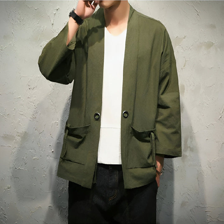 Kimono vert pour homme, avec poches et boutons. Vêtement japonais traditionnel et tendance. Idéal pour un style unique. Découvrez notre collection de kimonos.