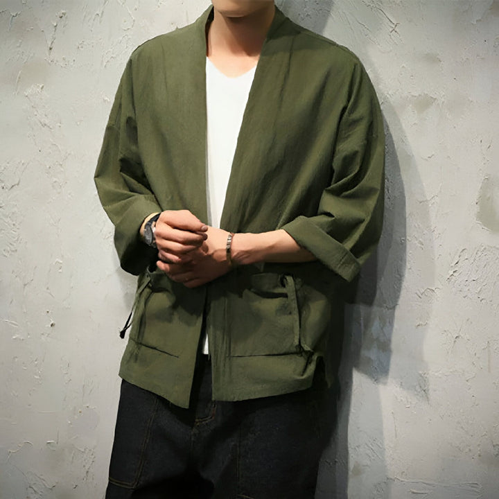 Homme portant un kimono vert olive, manches 3/4 et cordon de serrage. Vente de kimonos pour hommes.