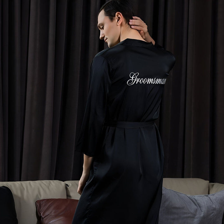 Homme portant un kimono noir avec l'inscription "Groomsman" brodée. Vente de kimonos élégants et confortables.