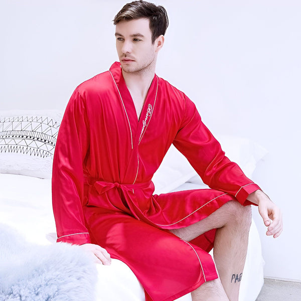 Homme portant un kimono rouge en soie. Peignoir kimono rouge avec ceinture, vêtement d'intérieur de luxe. Vente de kimonos en ligne.