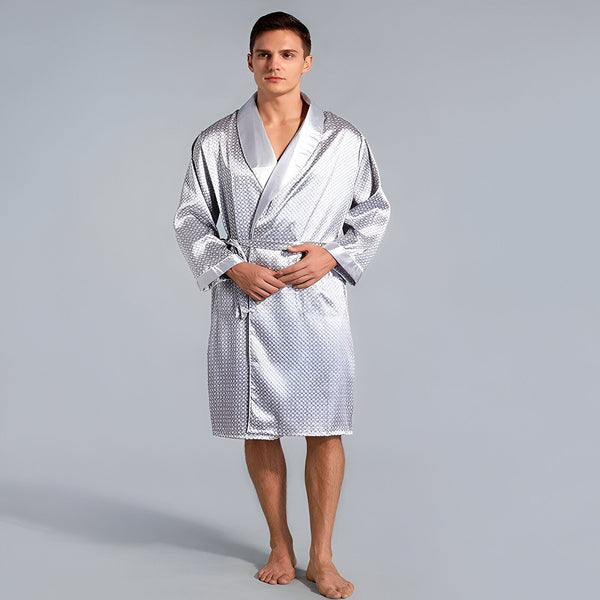Homme portant un kimono gris en soie. Peignoir luxueux pour se détendre à la maison. Découvrez notre collection de kimonos pour hommes.