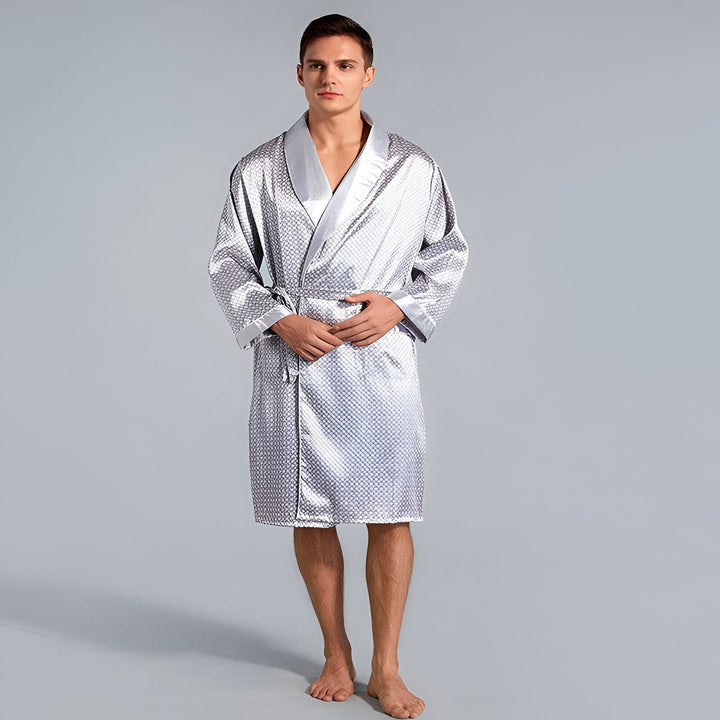 Homme portant un kimono gris en soie. Peignoir luxueux pour se détendre à la maison. Découvrez notre collection de kimonos pour hommes.