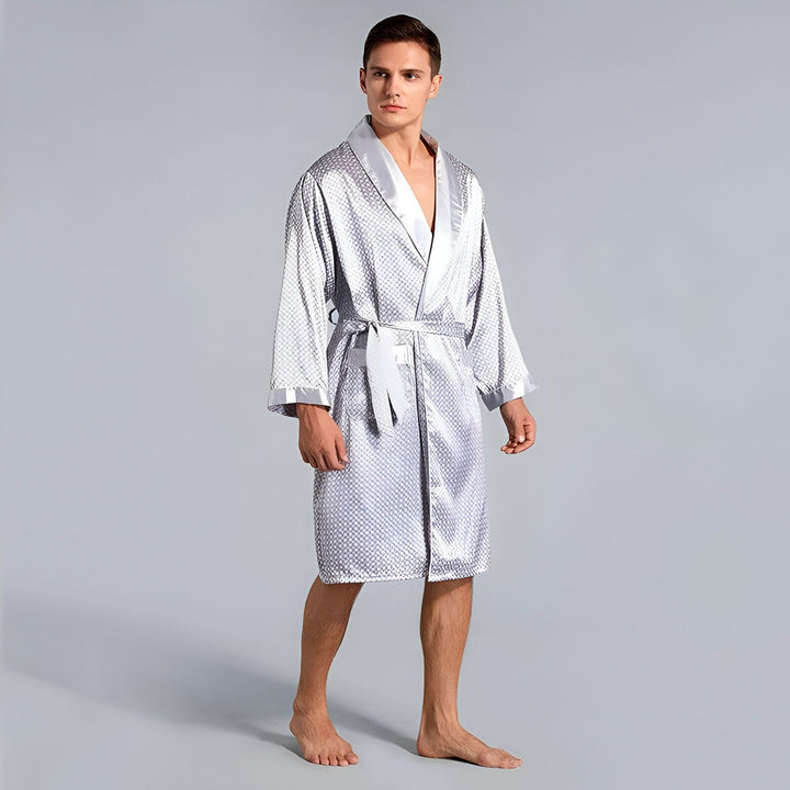 Homme portant un kimono gris à motifs. Kimono pour homme disponible à l'achat.