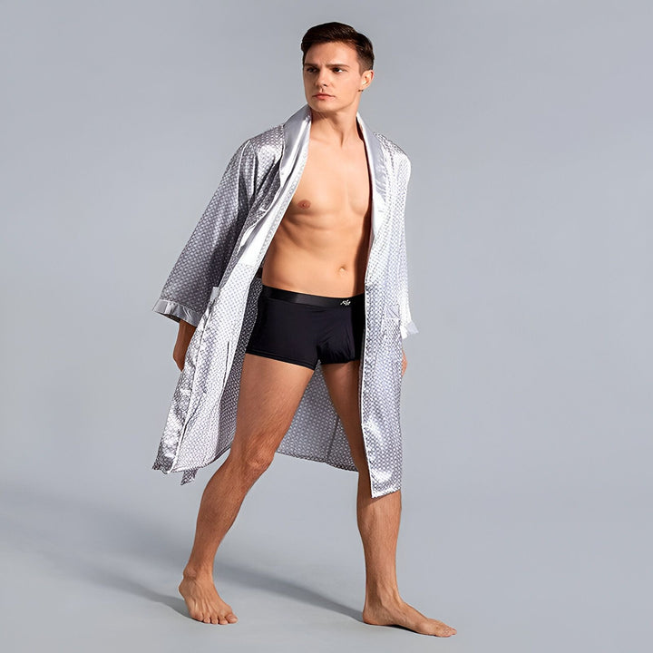 Homme portant un kimono gris à motifs. Vente de kimonos pour hommes. Peignoir style kimono de notre collection. Idée cadeau kimono homme.