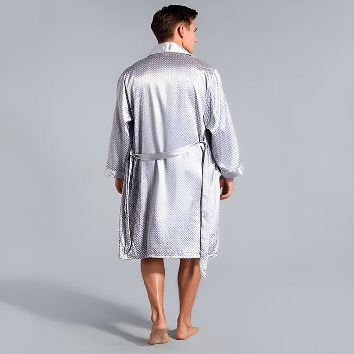 Homme de dos portant un kimono long gris avec motifs. Peignoir élégant, vêtement d'intérieur confortable. Boutique de kimonos en ligne.