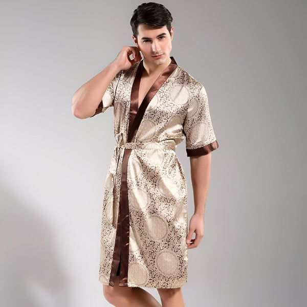 Homme portant un kimono court beige et marron à motifs. Vêtement d'intérieur élégant et confortable. Kimonos de qualité disponibles.