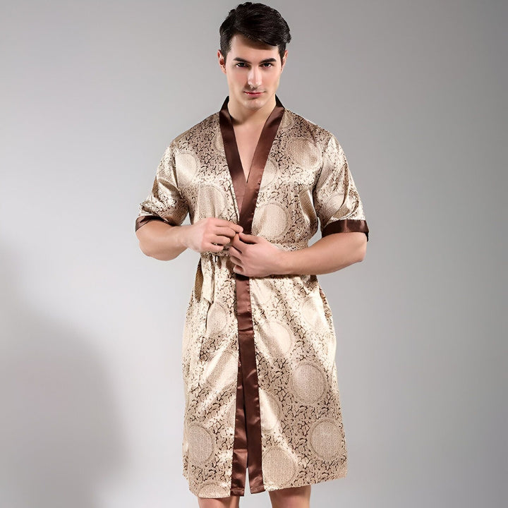 Homme portant un kimono court à motifs beige et marron. Peignoir japonais élégant. Vêtements traditionnels japonais. Kimono de luxe pour homme.