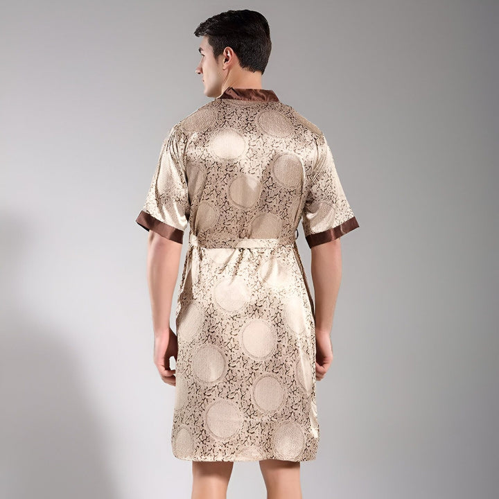 Homme portant un kimono marron à motifs, vu de dos. Vêtements de détente élégants, peignoir de style japonais, vente de kimonos pour hommes.