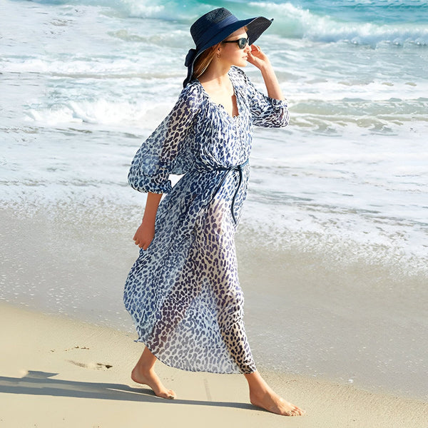 Femme portant un kimono bleu à motifs sur la plage. Chapeau et lunettes de soleil. Mode plage. Vêtements d'été. Nouveau kimono tendance.