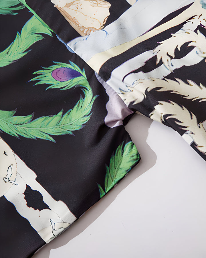 Détail d'un kimono imprimé avec des plumes de paon vertes et violettes sur fond noir, et motifs abstraits en blanc et beige. Vêtement de style japonais en vente.