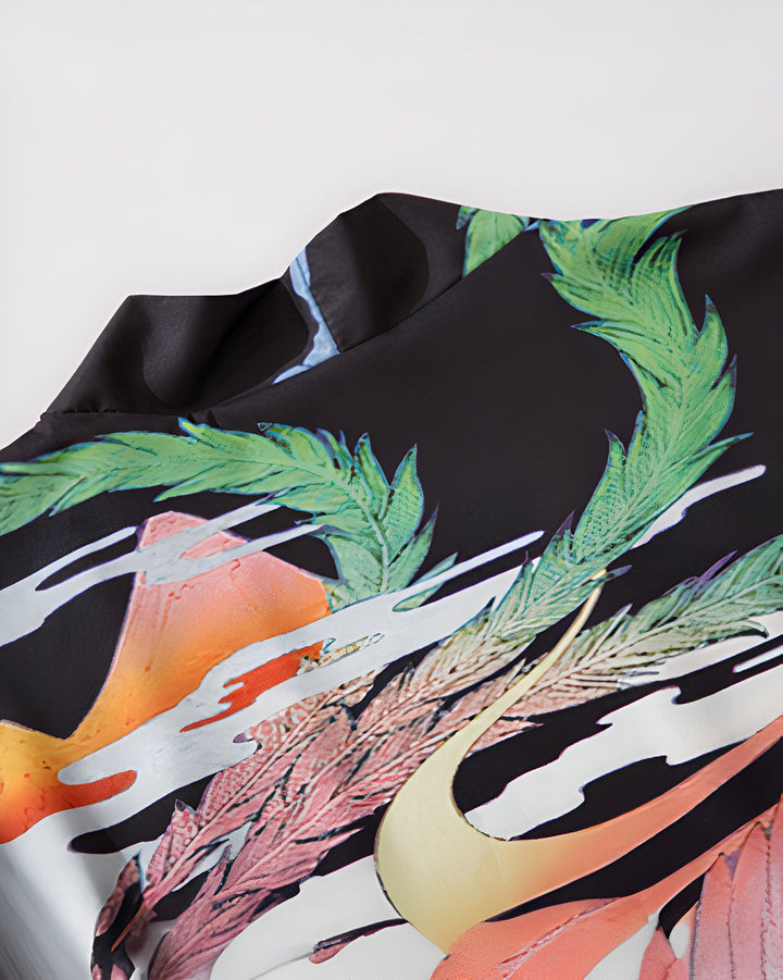 Détail d'un kimono en soie noire avec motif floral et plumes colorées. Vêtement japonais élégant et tendance. Découvrez notre collection de kimonos uniques.