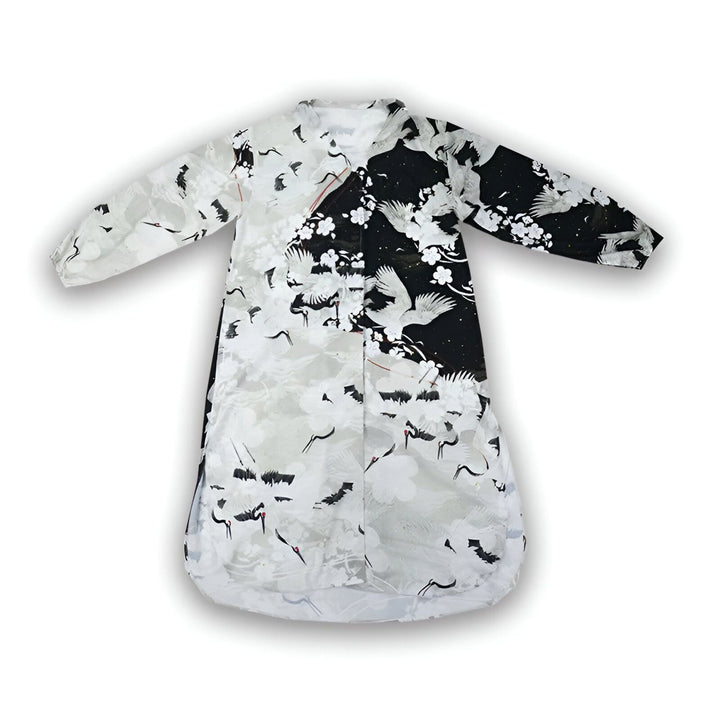 Kimono moderne avec motifs de grues blanches et fleurs, moitié noir, moitié blanc. Vêtement traditionnel japonais revisité, disponible à l'achat.