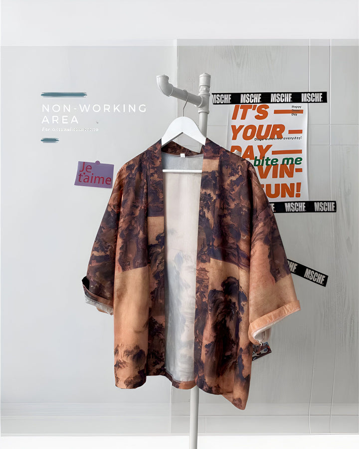 Kimono pour hommes suspendu, motifs marron et beige style peinture, manches 3/4. Vêtements de style japonais, à découvrir dans notre boutique en ligne.
