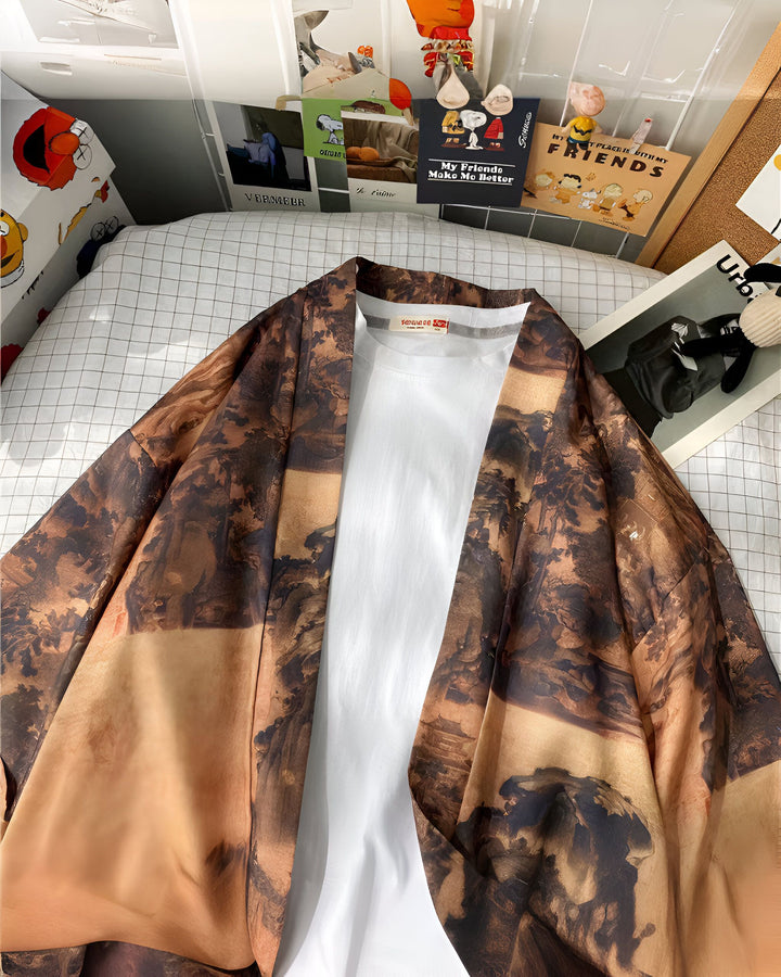 Kimono marron avec imprimé paysage asiatique, superposition élégante sur un t-shirt blanc. Vêtement de style japonais, parfait pour une tenue décontractée et tendance. Découvrez notre collection de kimonos uniques.
