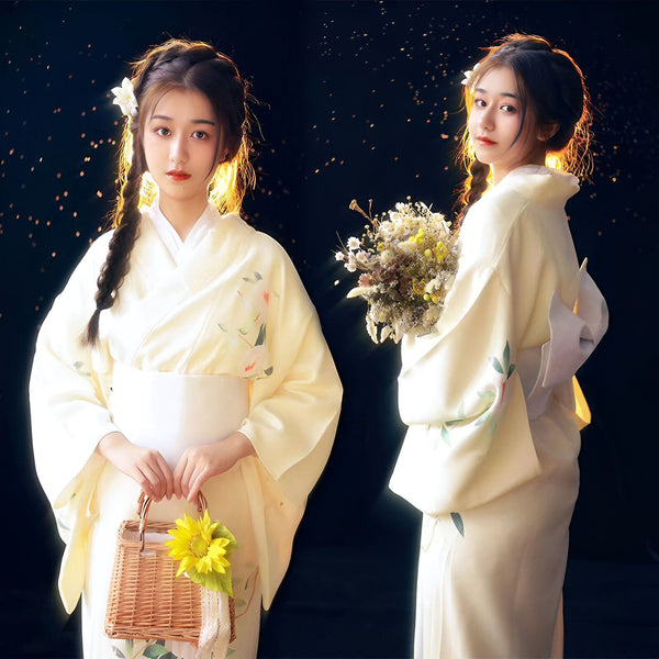 Deux jeunes femmes portant des kimonos élégants. Découvrez notre collection de kimonos traditionnels et modernes. Kimonos de haute qualité pour toutes les occasions.